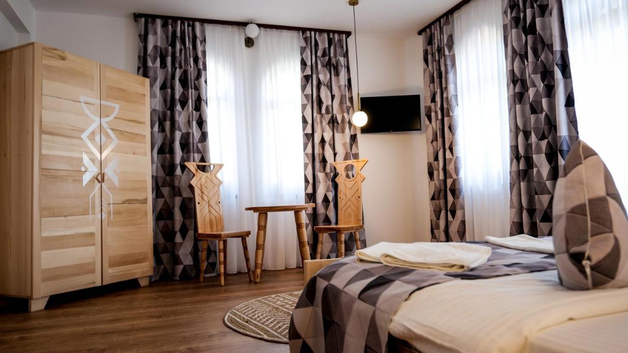 Conacul Olarilor Bed & Breakfast Baia de Fier Exterior photo
