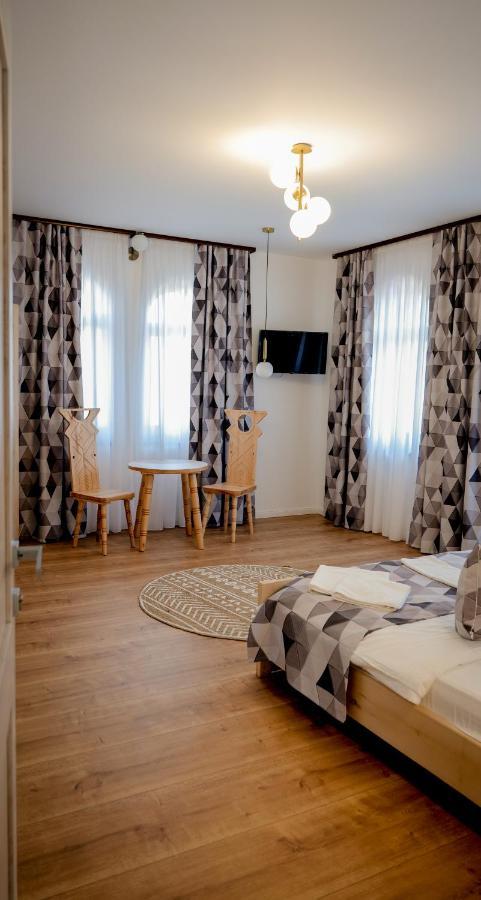 Conacul Olarilor Bed & Breakfast Baia de Fier Exterior photo