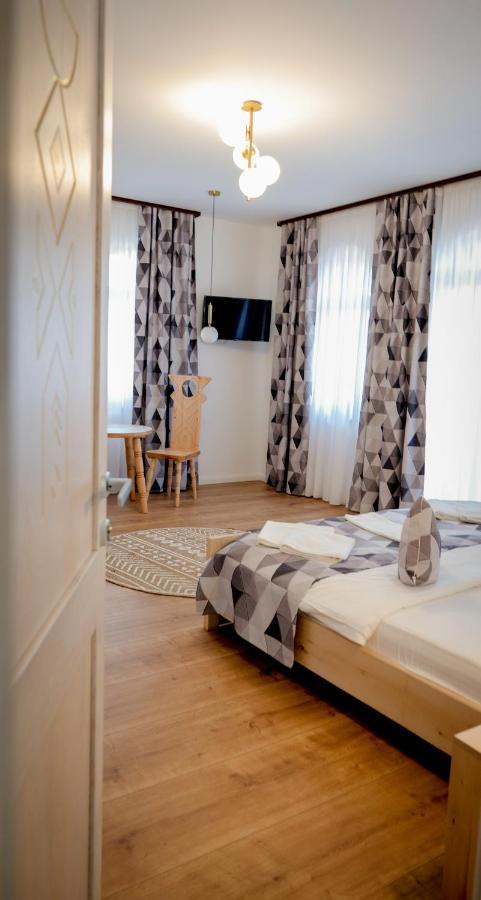 Conacul Olarilor Bed & Breakfast Baia de Fier Exterior photo