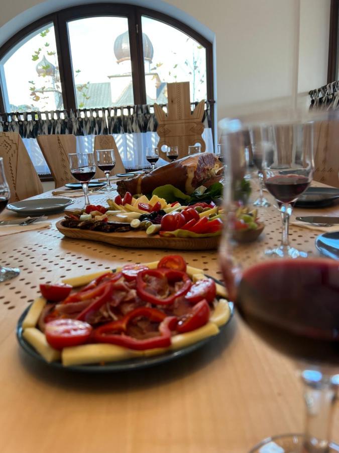 Conacul Olarilor Bed & Breakfast Baia de Fier Exterior photo